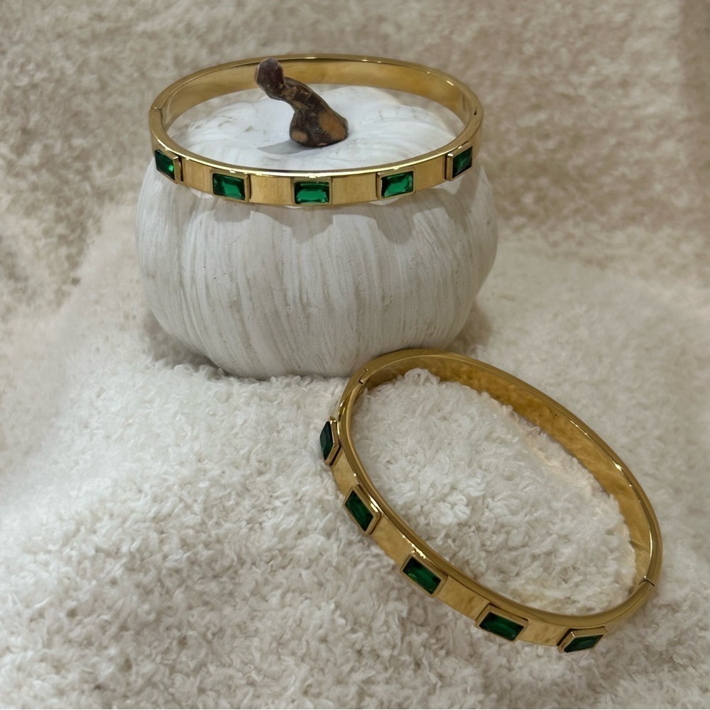 GOLD-TONE SIMULATED EMERALD CUT GREEN EMERALD HINGED BANGLE- OS-NWOT